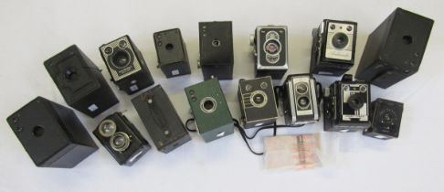 Assorted box cameras, early 20th century and later, to include Coronet Conway, Zeiss Ikon Goerz