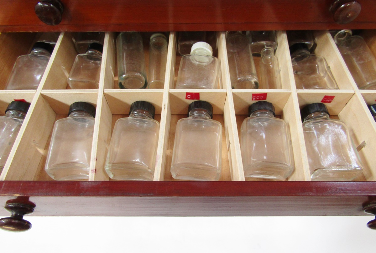 Stained wood apothecary's cabinet having eight graduated drawers with bun handles, containing - Bild 3 aus 9