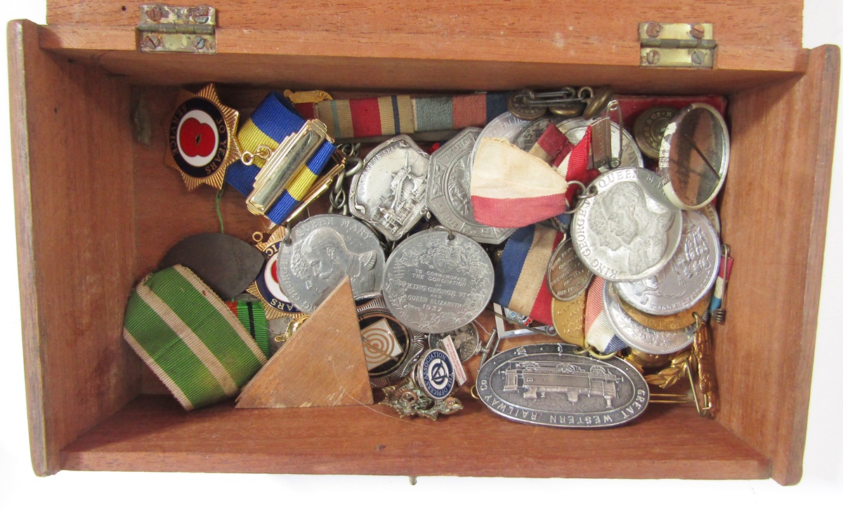 Collection of commemorative medals, WWII medals, brass RGBW buckle, badges and RAF plaque. - Image 4 of 6