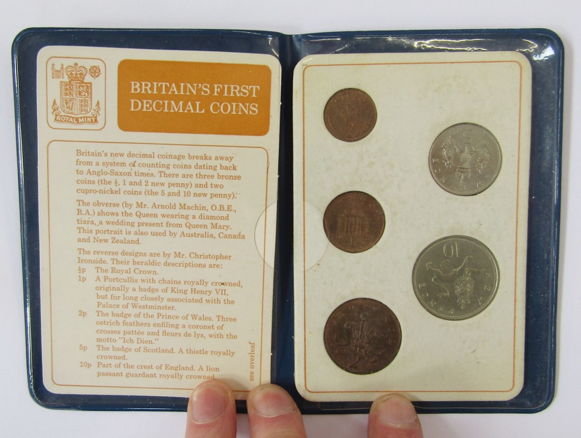 Group of coins, some commemorative crowns, £2 and 50p together with some world coins. - Image 3 of 6