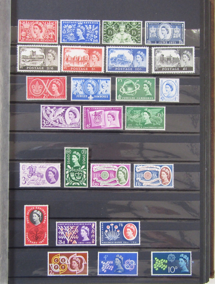 GB stamps: With decimal face value c£400 included, 3 stock-books, 2 catalogues, prestige booklets - Bild 6 aus 7