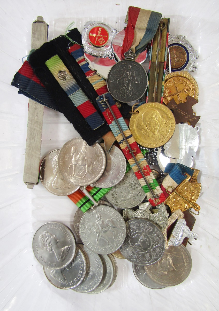 Collection of commemorative medals, WWII medals, brass RGBW buckle, badges and RAF plaque. - Image 5 of 6