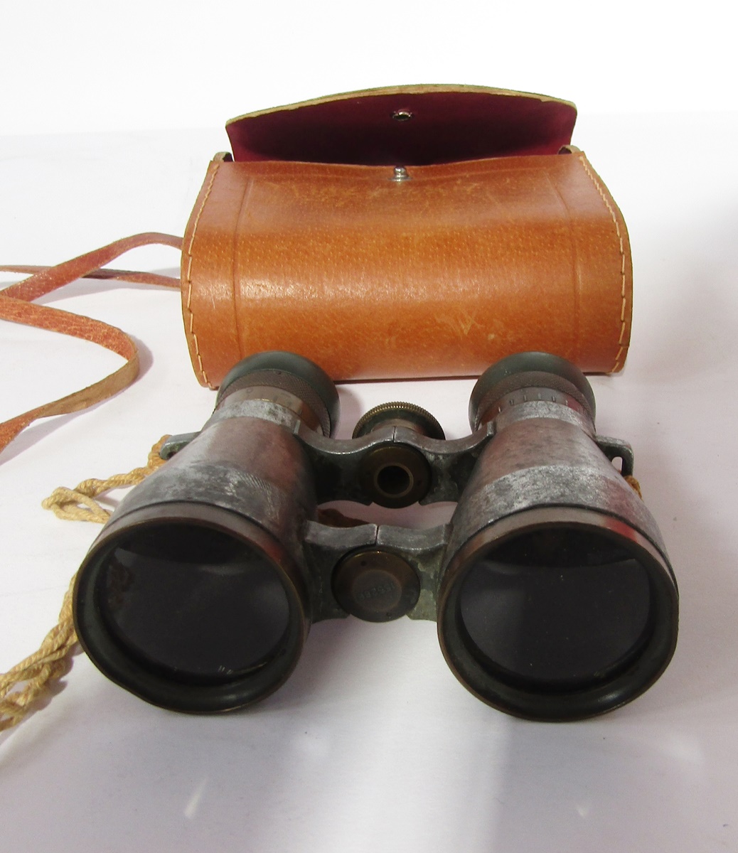 WWI era Fernglas 08 C.P Goerz military binoculars, made in Germany, numbered 155286, together with a