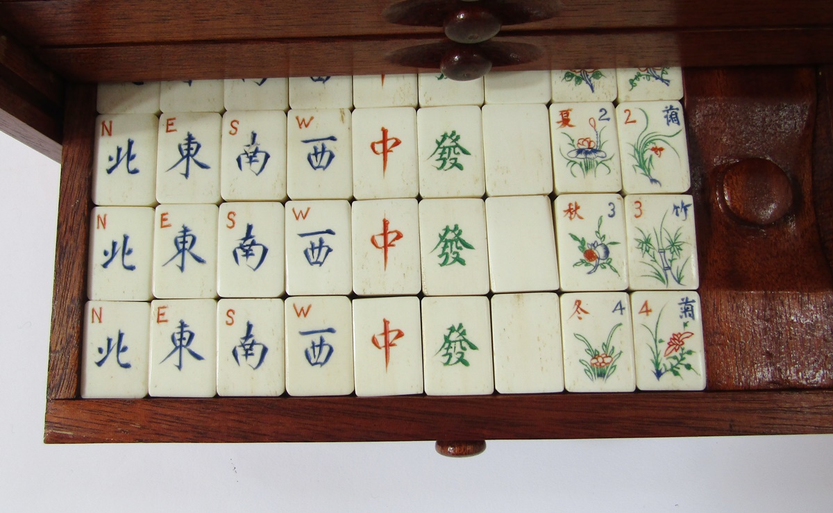 Bone and wood mahjong set with instruction booklet, in stained wood five-drawer table top cabinet - Image 5 of 13