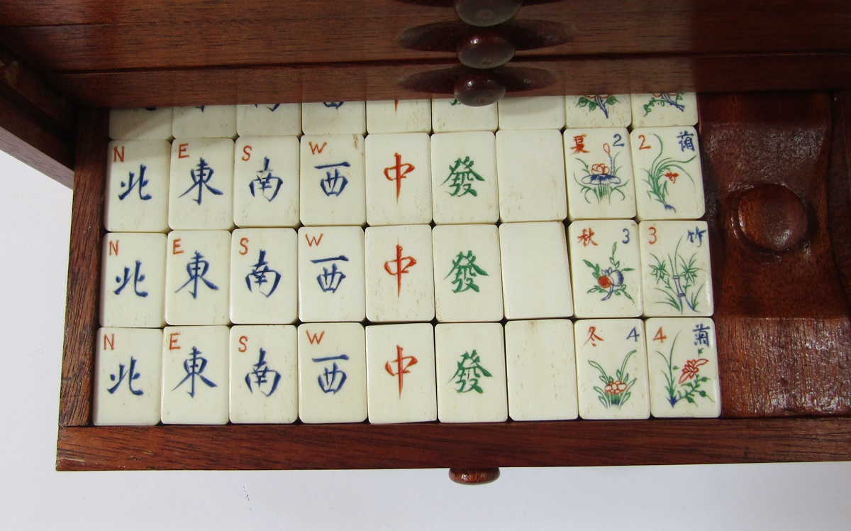 Bone and wood mahjong set with instruction booklet, in stained wood five-drawer table top cabinet - Image 4 of 13