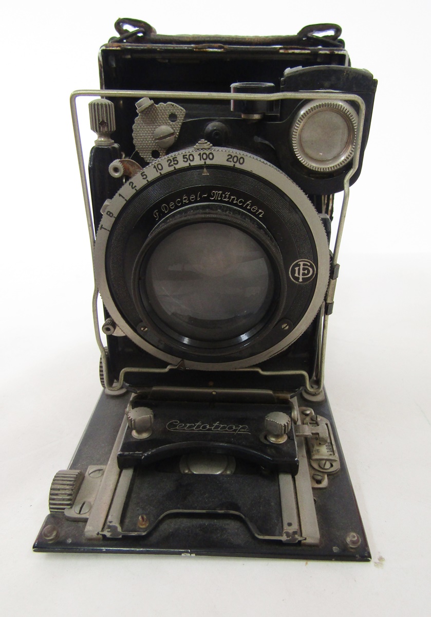 Kodak Hawkette no 2 bakelite cased folding camera, Kodak Brownie six 20 F box camera, Kodak Beau - Image 2 of 4