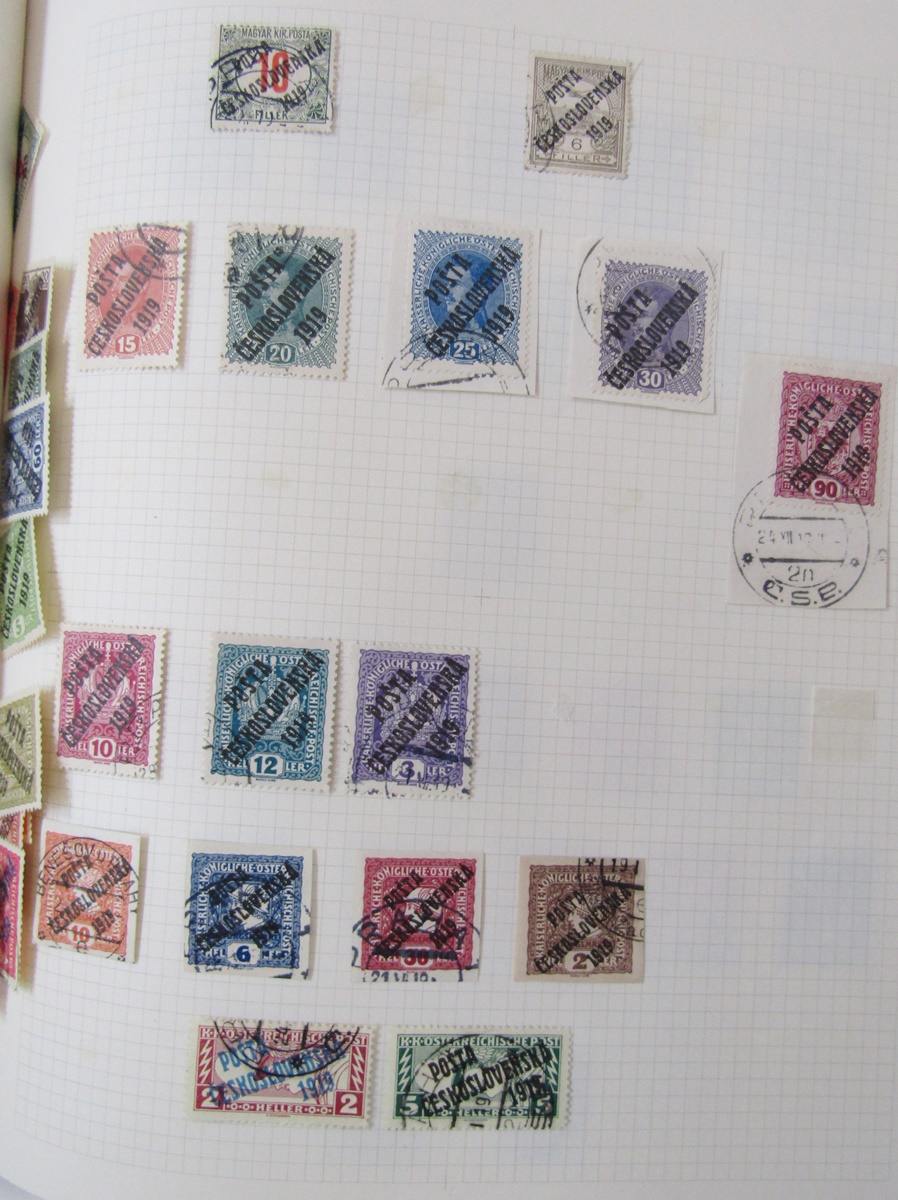 Czechoslovakia stamps: 5 albums, stock sheet and packets of various issues from first one 1918 on. - Image 9 of 13