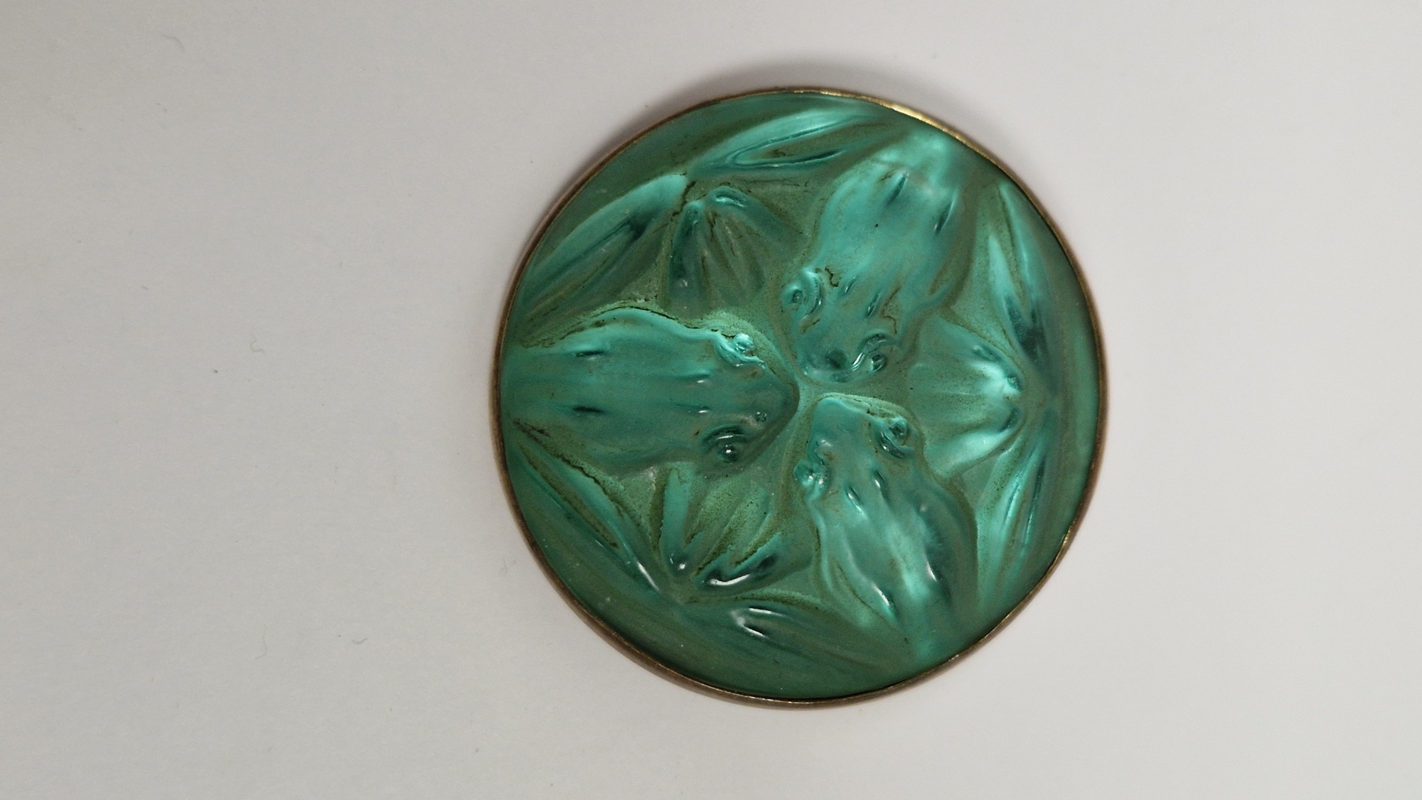 Lalique glass 'Grenouilles' frog brooch with three frog design, green iridescent, gilt metal mount - Image 4 of 13