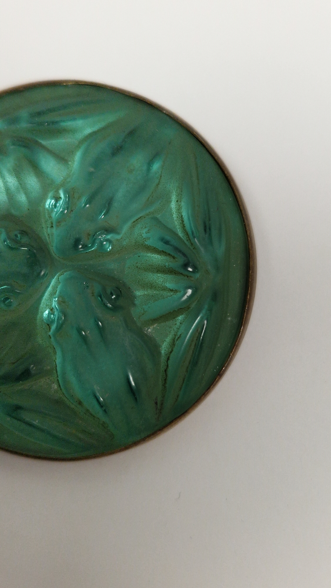 Lalique glass 'Grenouilles' frog brooch with three frog design, green iridescent, gilt metal mount - Image 10 of 13