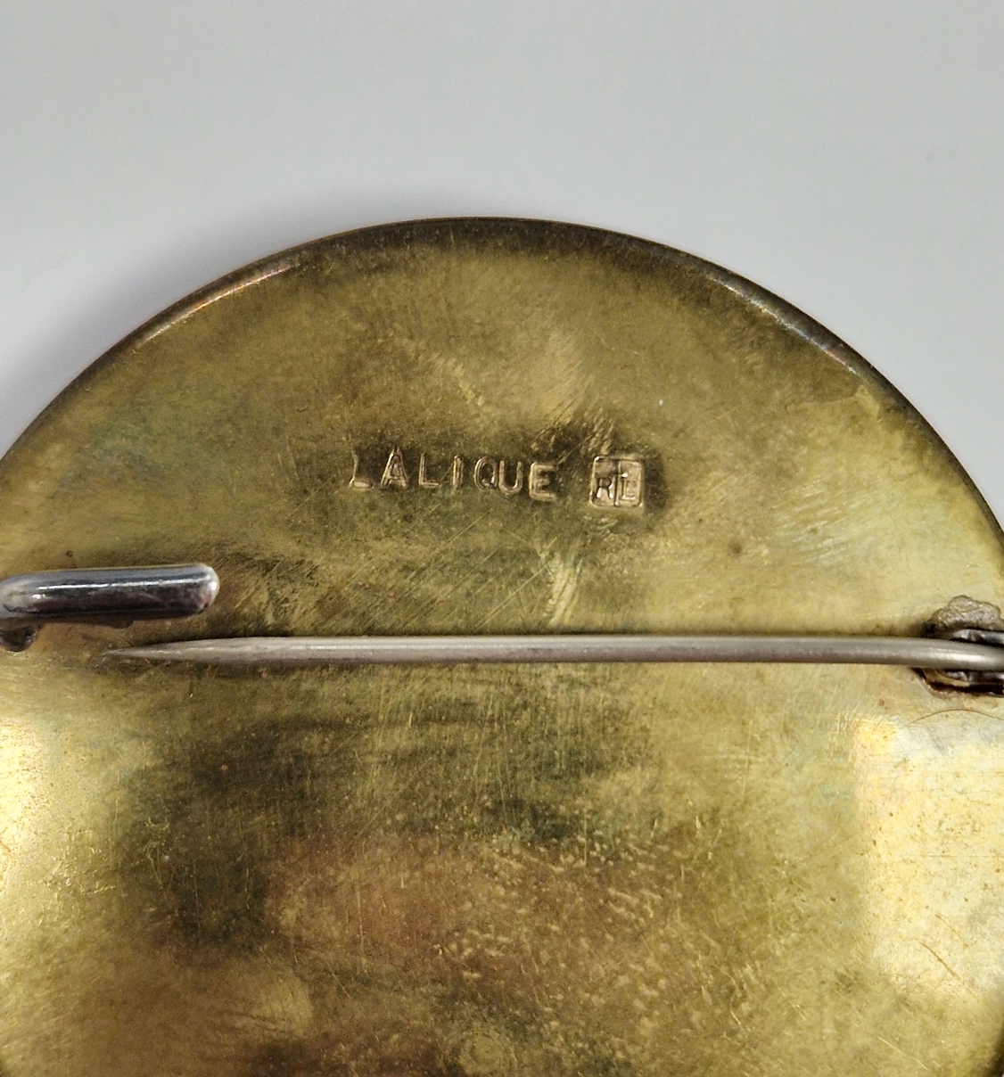 Lalique glass 'Grenouilles' frog brooch with three frog design, green iridescent, gilt metal mount - Image 3 of 13