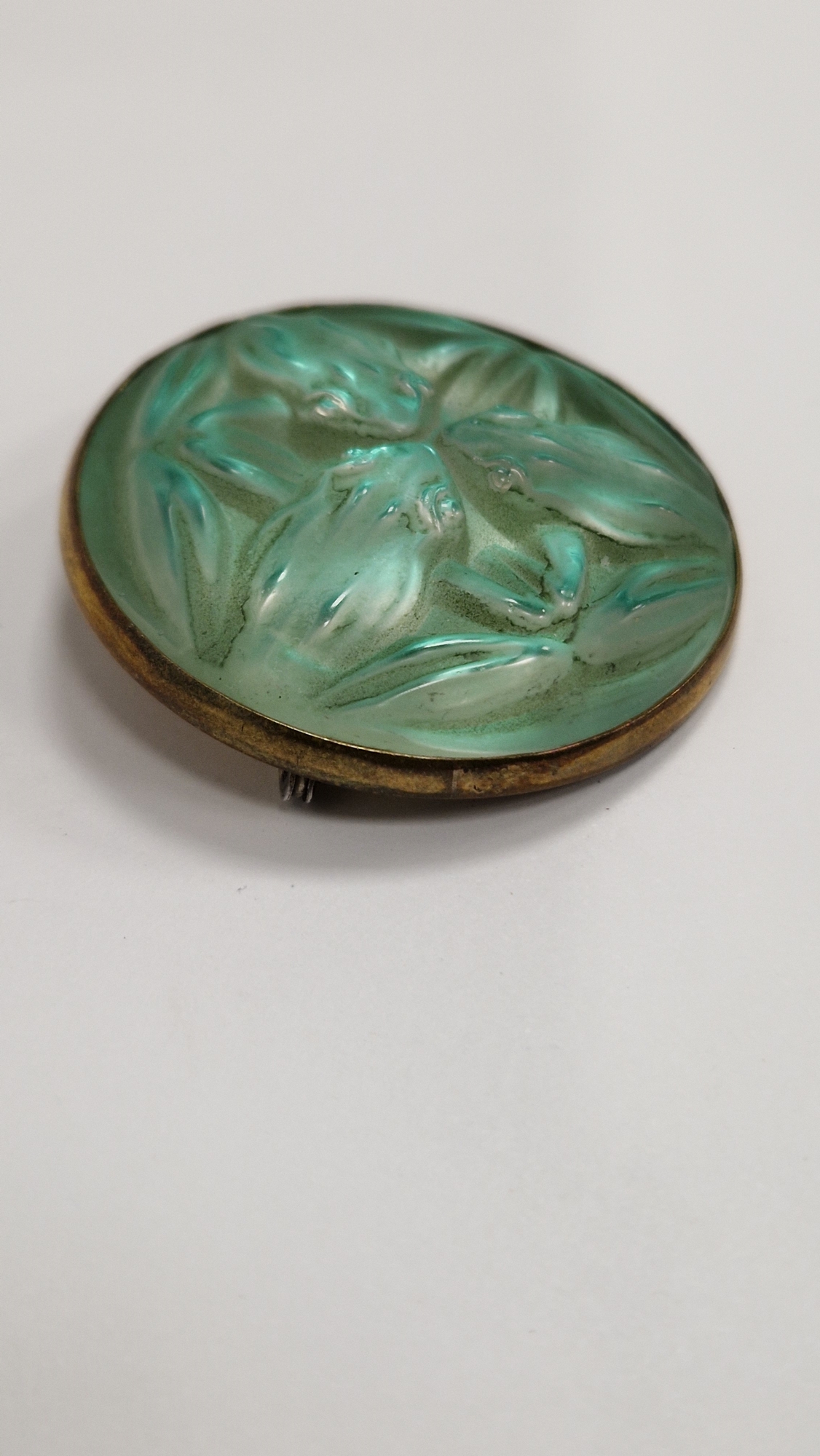 Lalique glass 'Grenouilles' frog brooch with three frog design, green iridescent, gilt metal mount - Image 7 of 13