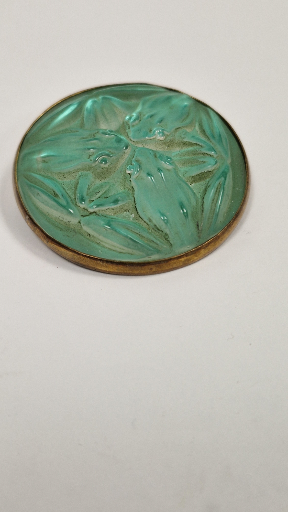 Lalique glass 'Grenouilles' frog brooch with three frog design, green iridescent, gilt metal mount - Image 6 of 13