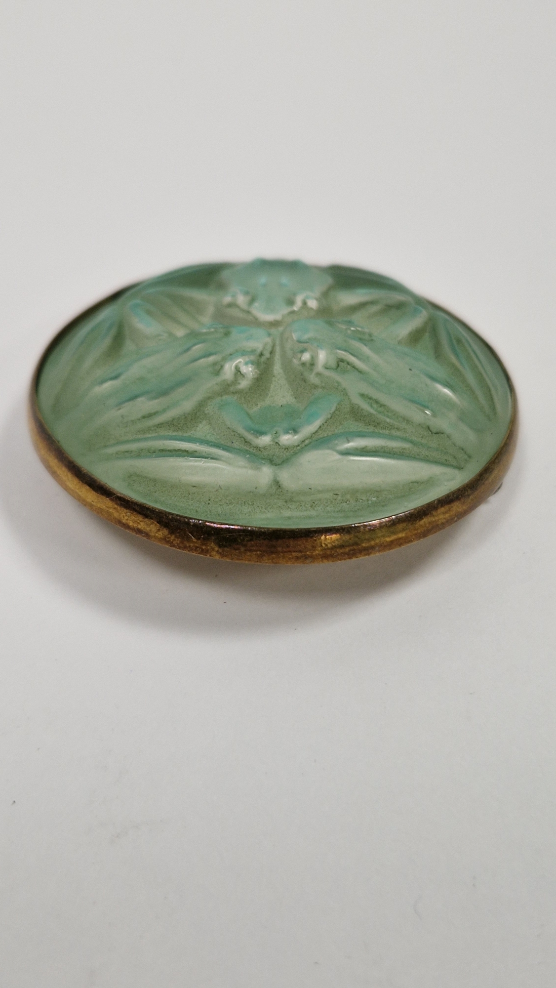 Lalique glass 'Grenouilles' frog brooch with three frog design, green iridescent, gilt metal mount - Image 8 of 13