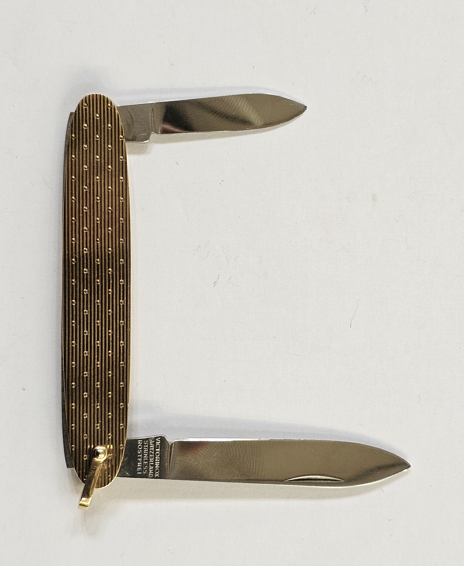 Victorian 9ct gold penknife with engine-turned linear decoration and two blades - Image 2 of 4