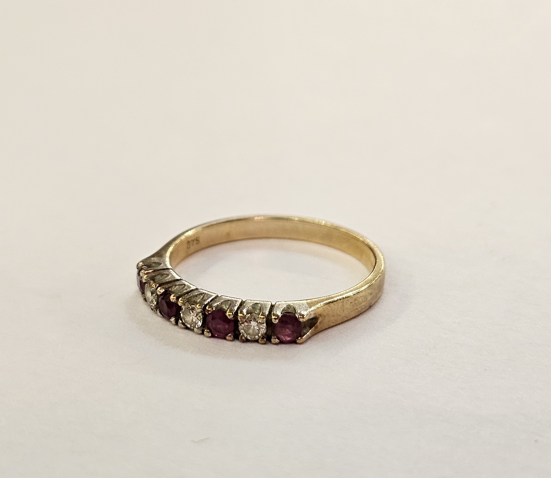 9ct gold seven-stone diamond and ruby ring with alternating brilliant cut diamonds and circular - Image 2 of 4