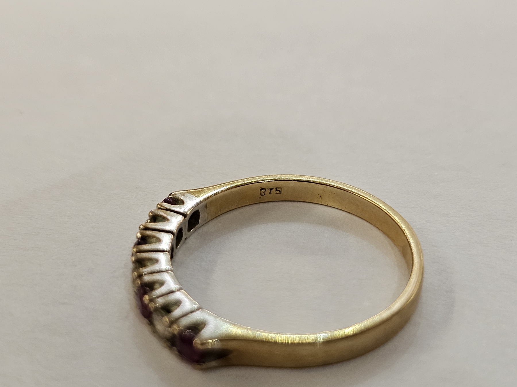 9ct gold seven-stone diamond and ruby ring with alternating brilliant cut diamonds and circular - Image 3 of 4