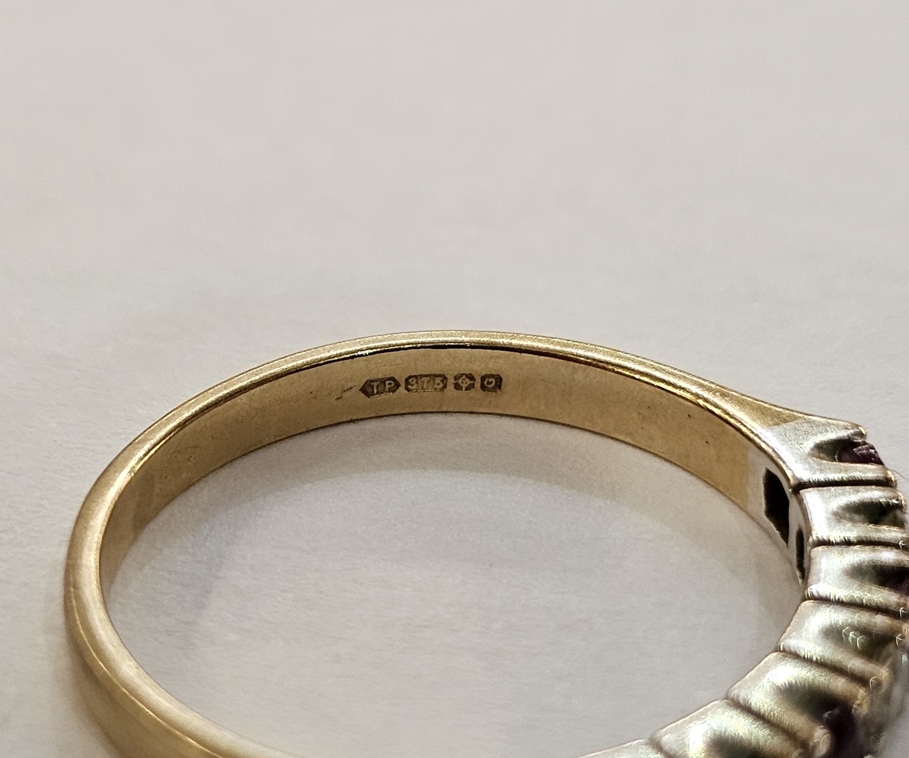 9ct gold seven-stone diamond and ruby ring with alternating brilliant cut diamonds and circular - Image 4 of 4