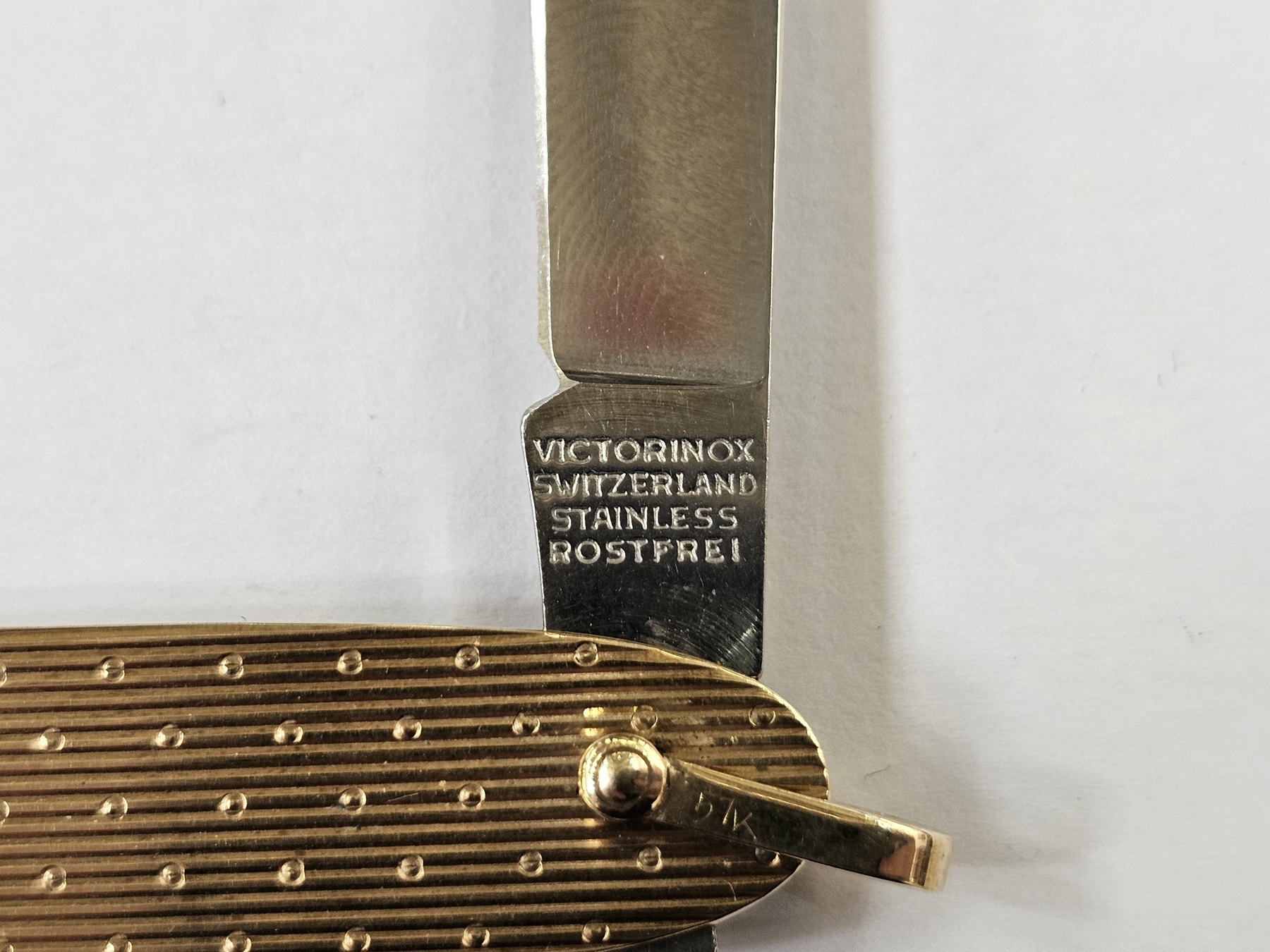 Victorian 9ct gold penknife with engine-turned linear decoration and two blades - Image 3 of 4