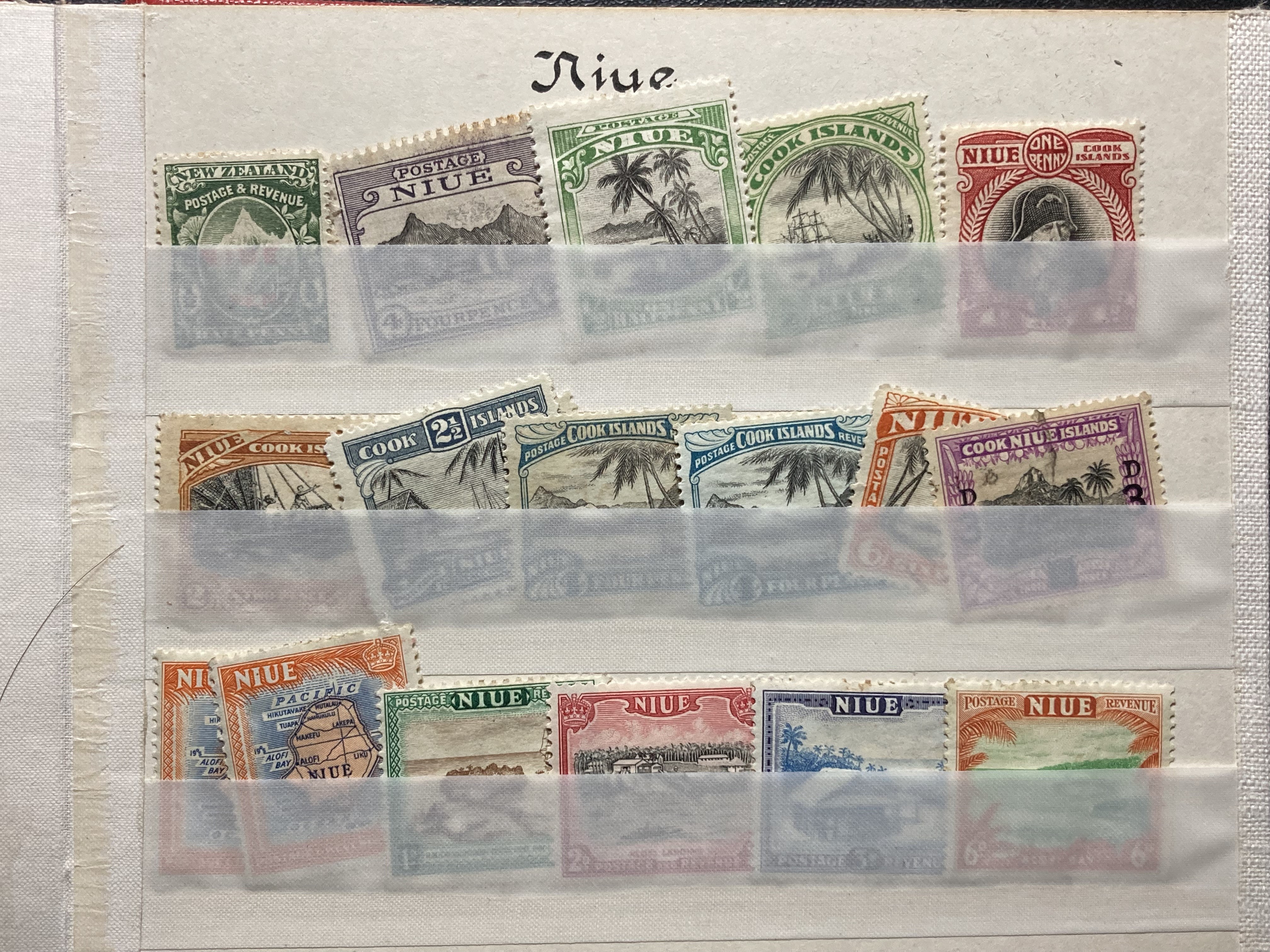 New Zealand stamps: Small stock book of mint and used on 10 pages of NZ & associated Pacific Islands - Image 8 of 11