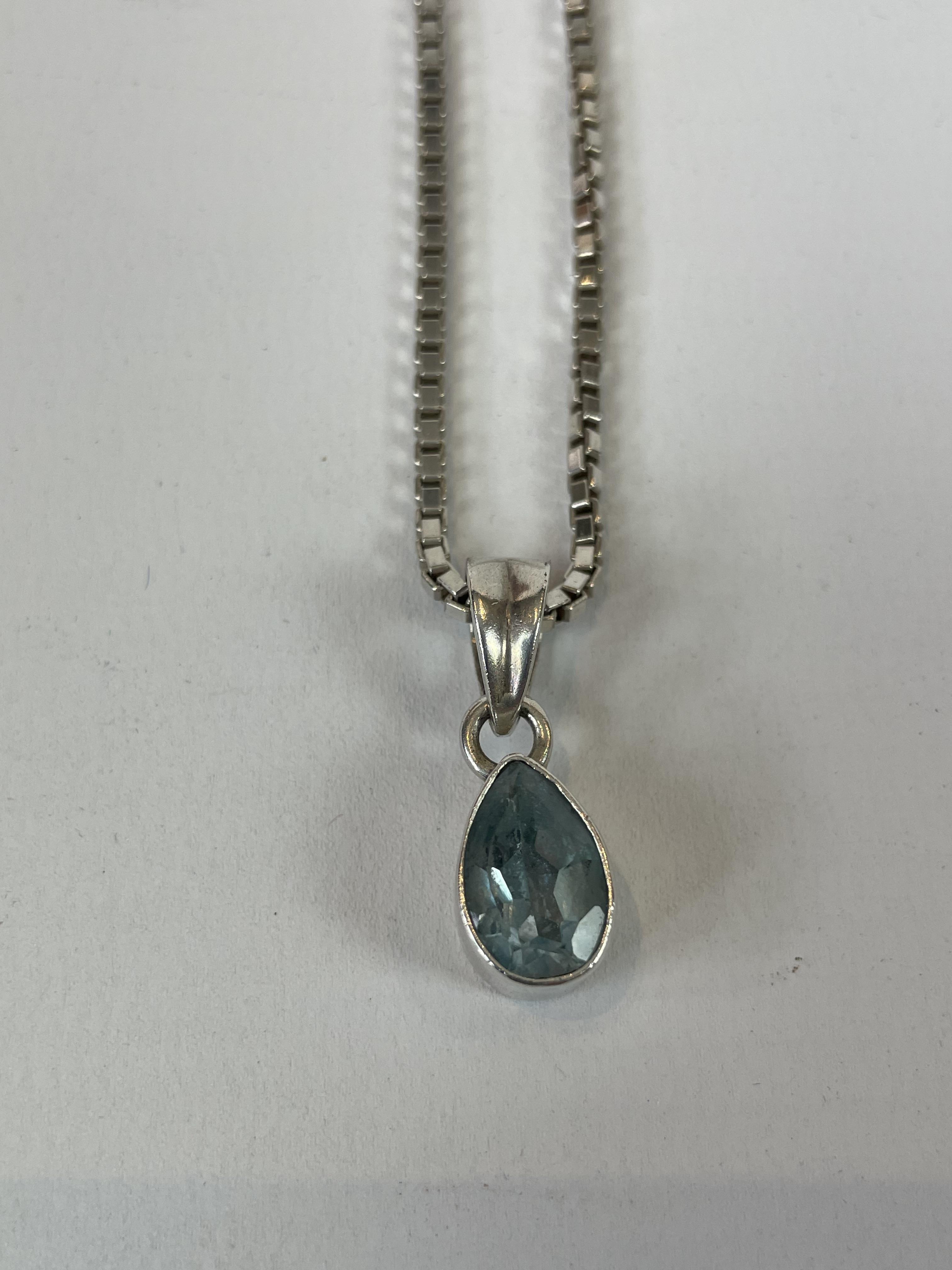 heavy silver chain necklace with pendant in silver casing - Image 2 of 2