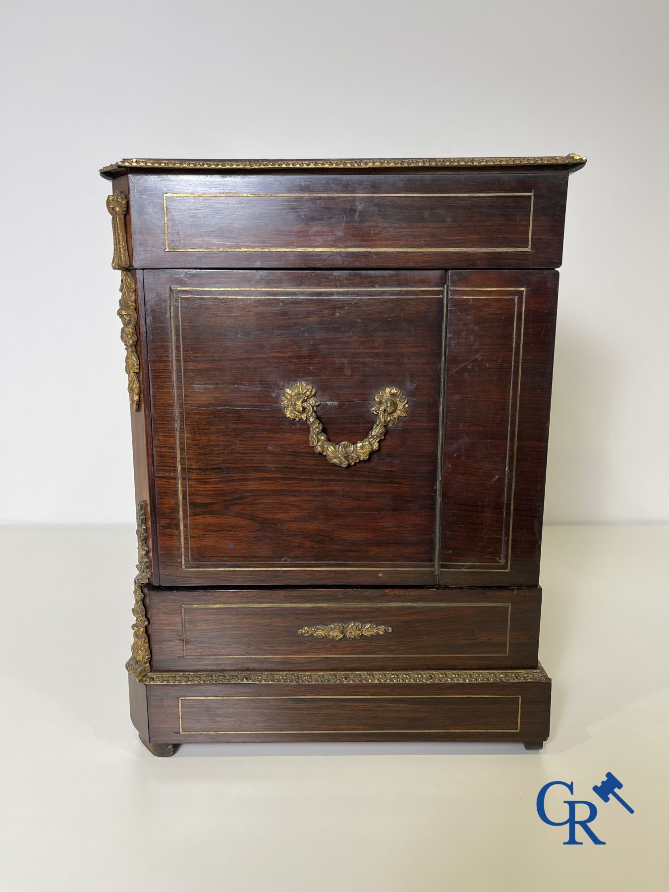 An imposing rosewood liqueur case with bronze fittings and inlays in Boulle style. 19th century. - Image 4 of 13