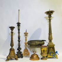 Lot of religious objects in wood and copper. 18th - 19th century. 4 candlesticks, a copper jardinier