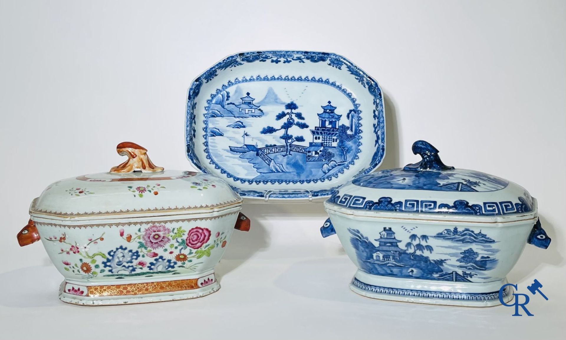 Chinese Porcelain: 2 tureens and a saucer in Chinese porcelain. - Image 2 of 20