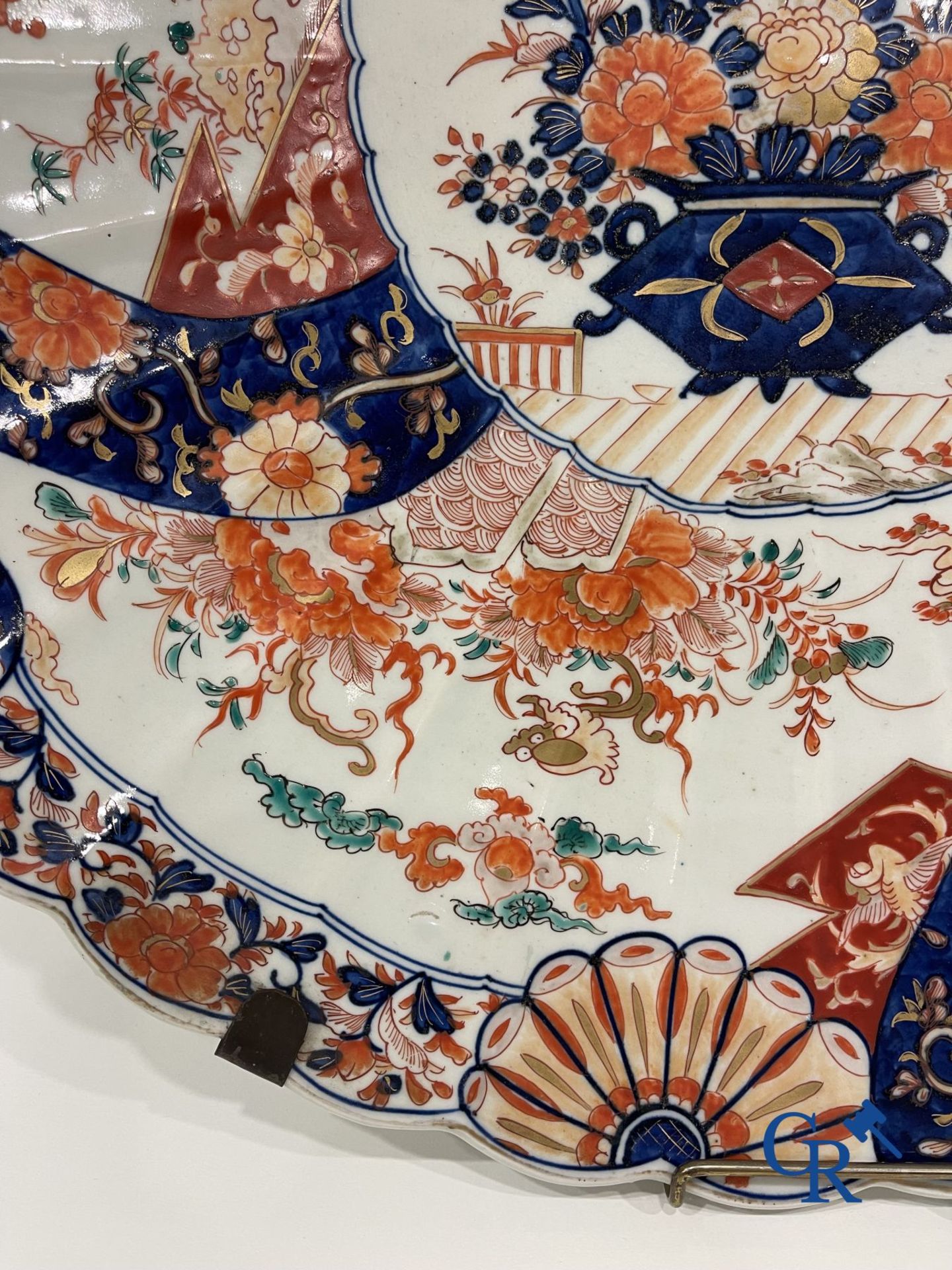 Asian Art: An imposing dish in imari porcelain. 19th century. - Image 4 of 12