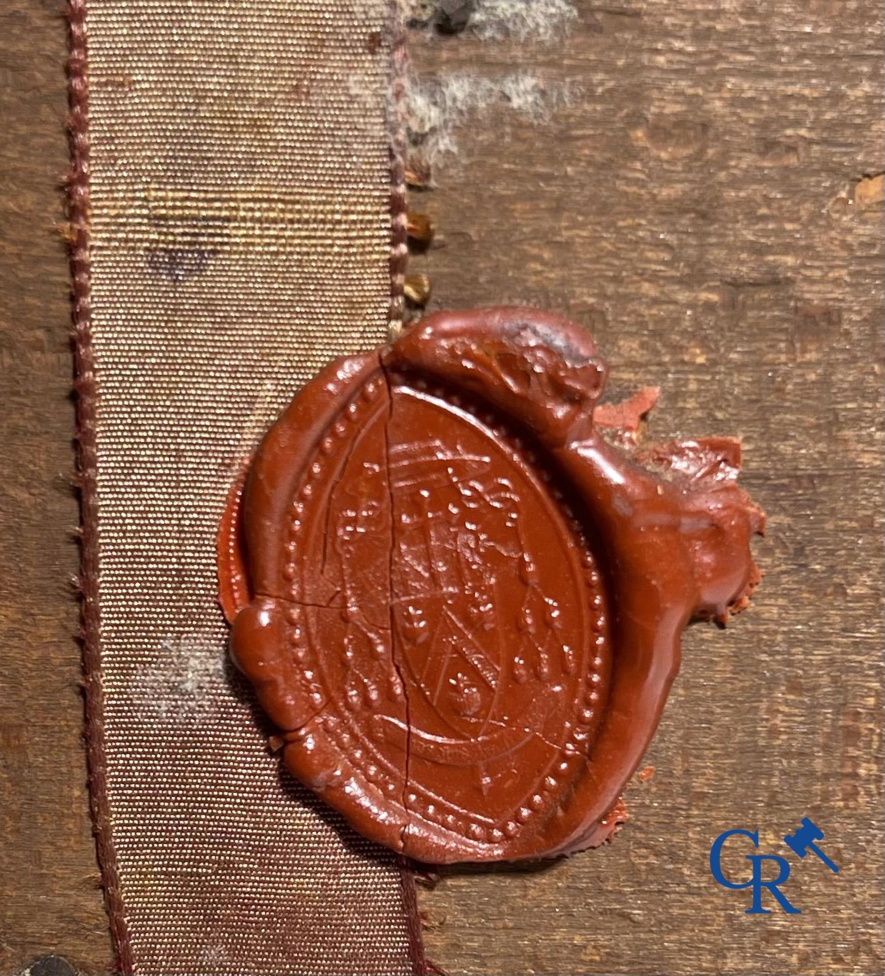 An antique wooden reliquary sealed with wax seals. Early 19th century. - Bild 4 aus 15