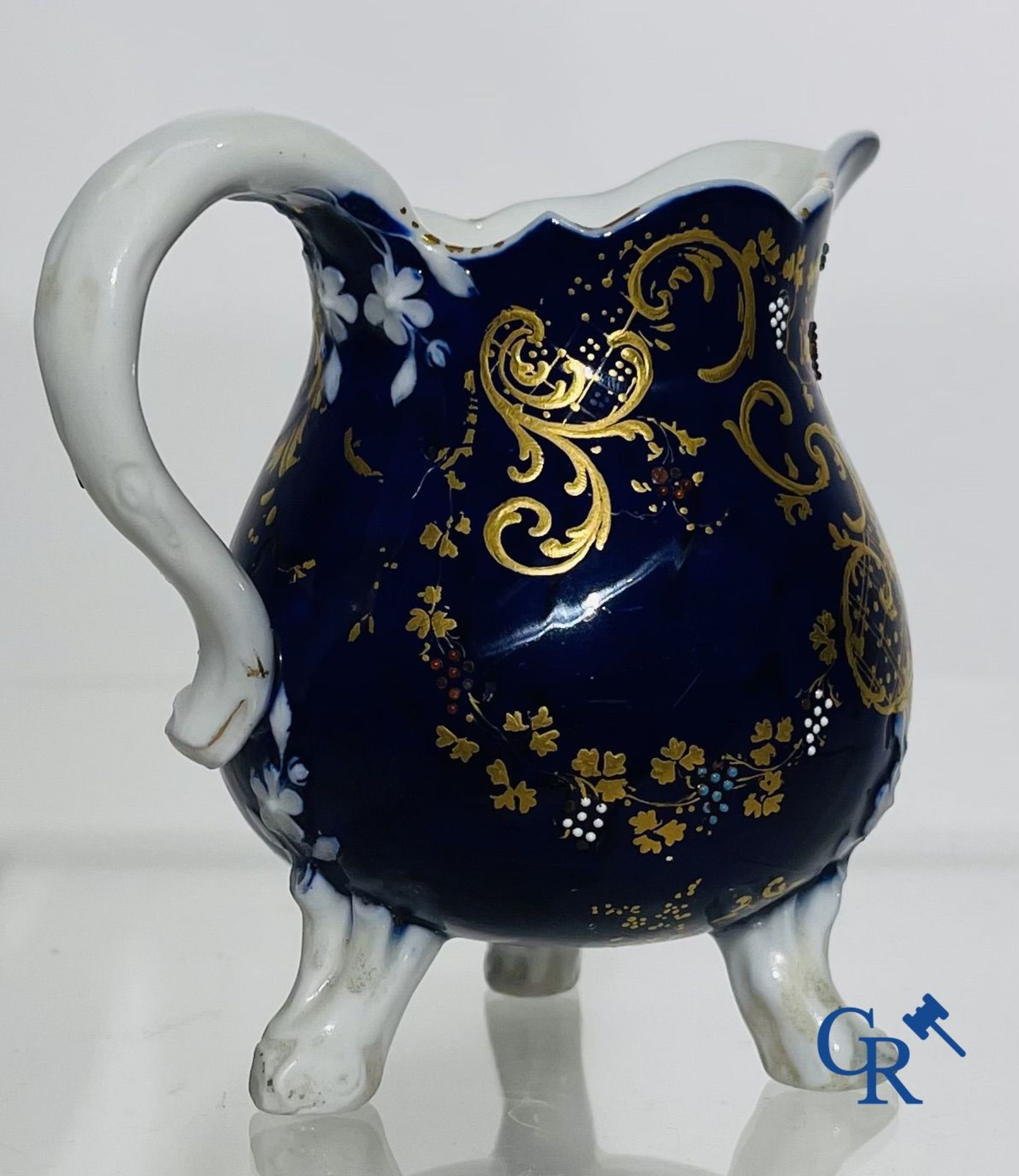 Vincennes 18th century. A three-legged milk jug in soft porcelain with lapis blue background. - Bild 10 aus 15