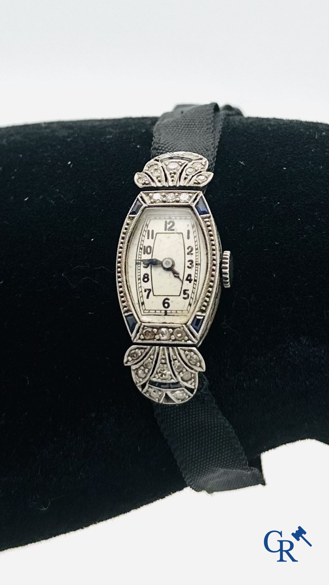 Jewellery: Art deco ladies watch in Platinum set with sapphire and diamonds. (working condition)