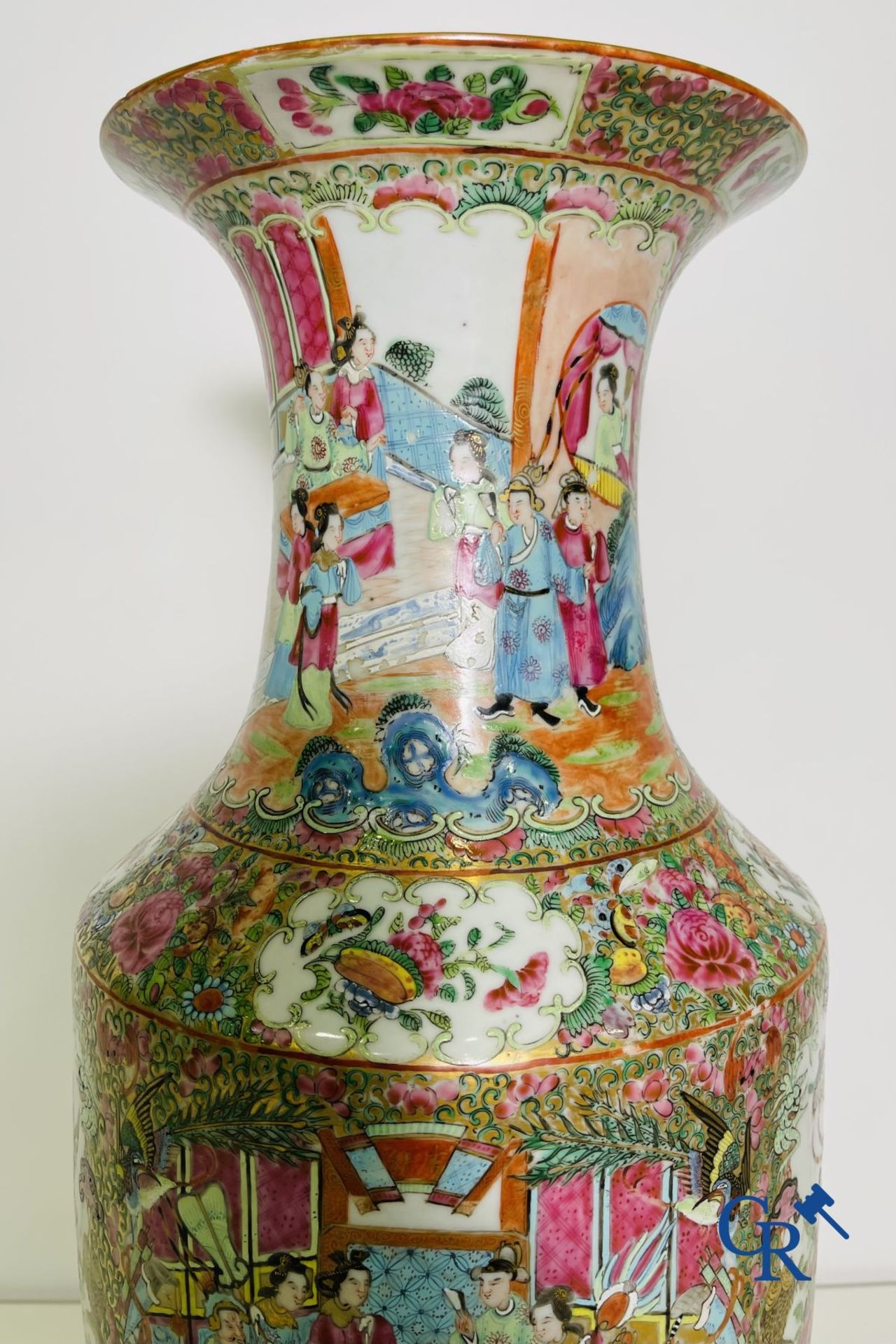 Chinese porcelain: A Chinese canton famille rose vase. - Image 19 of 24