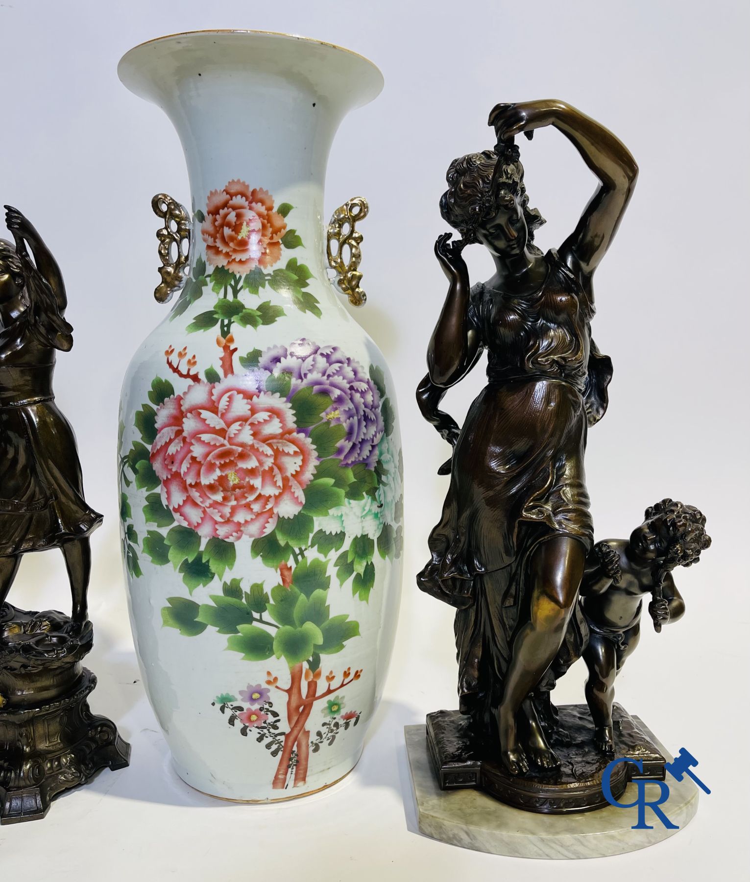 A lot of a Chinese vase, 2 statues and a fireplace set in spelter. - Image 3 of 7