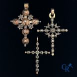 Jewellery: Lot of 3 Flemish crosses in gold and silver.