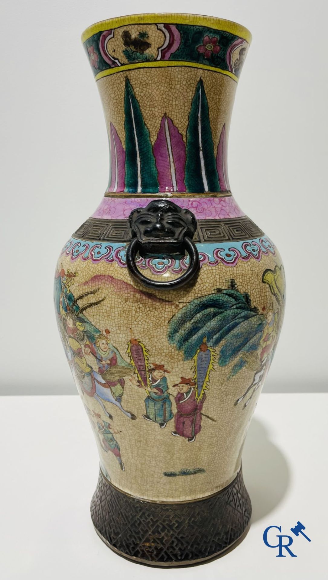 Asian art: A Chinese Nanking famille rose crackle vase with warrior decor. 19th century. - Image 7 of 13