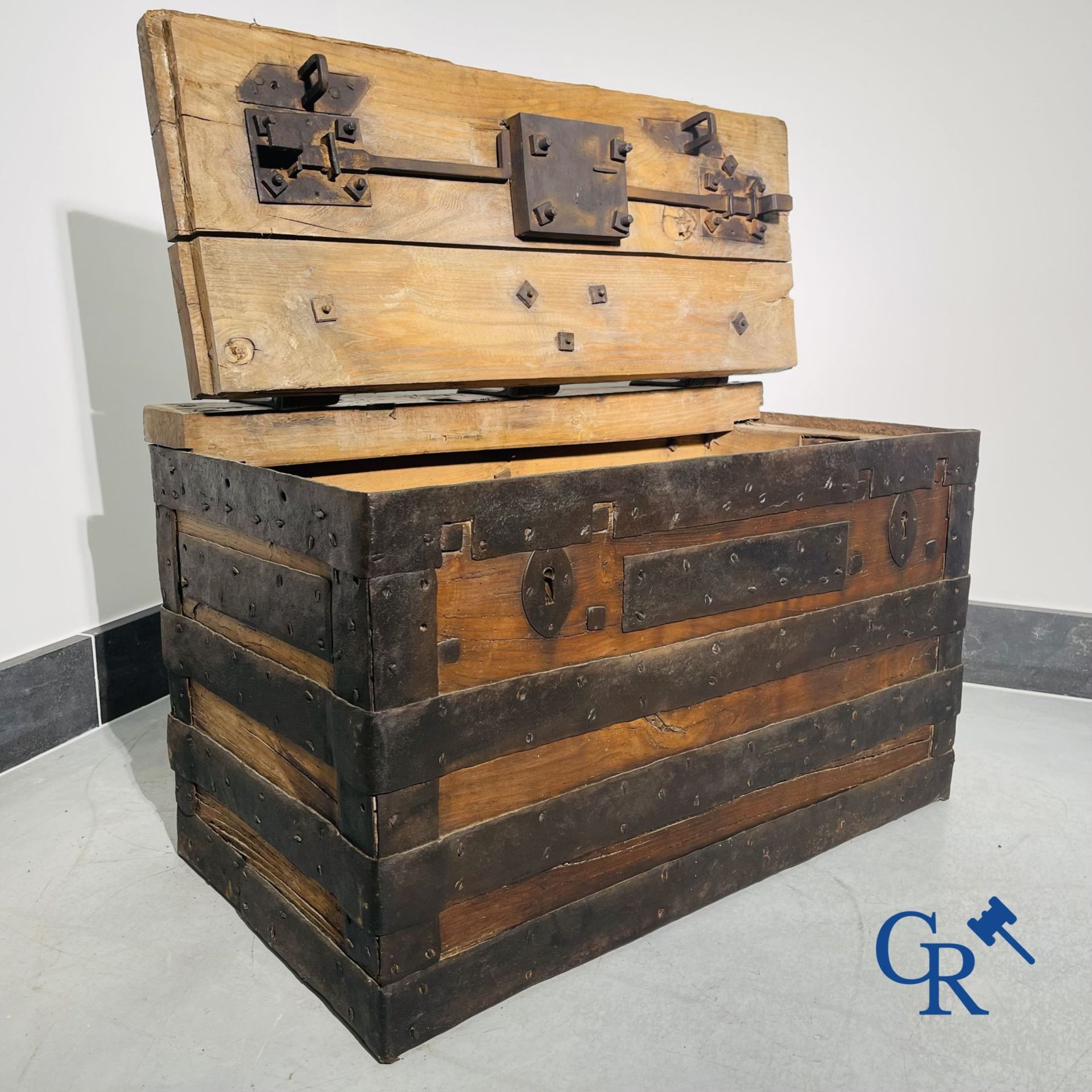 Antique wooden chest with hardware and lockwork in forging. - Bild 2 aus 21