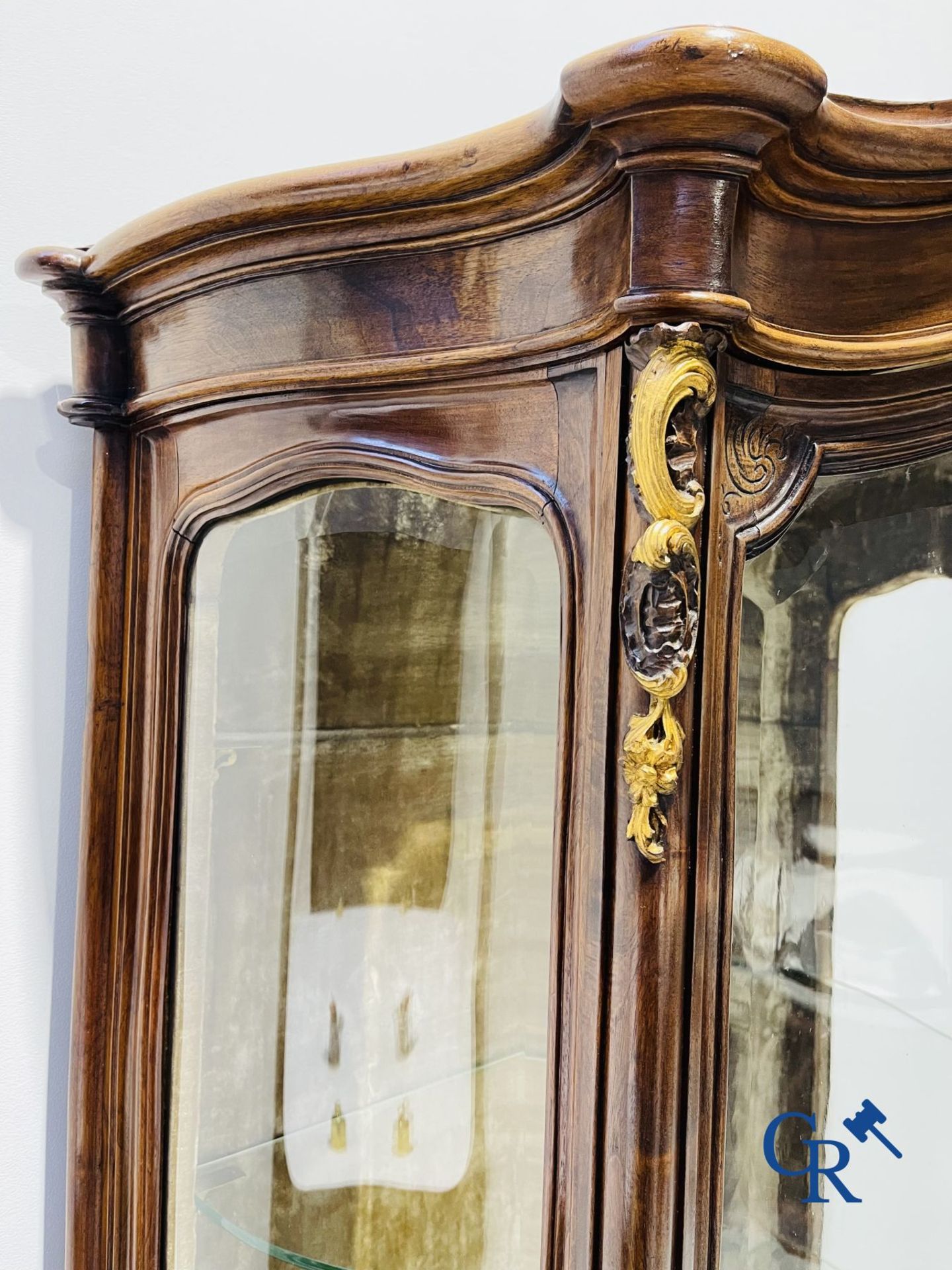 Showcase in walnut. LXV style. around 1900. - Bild 7 aus 16