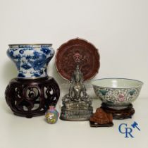 Asian art: A lot with various objects in Chinese porcelain, bronze , red lacquer and rock. 19th-20th