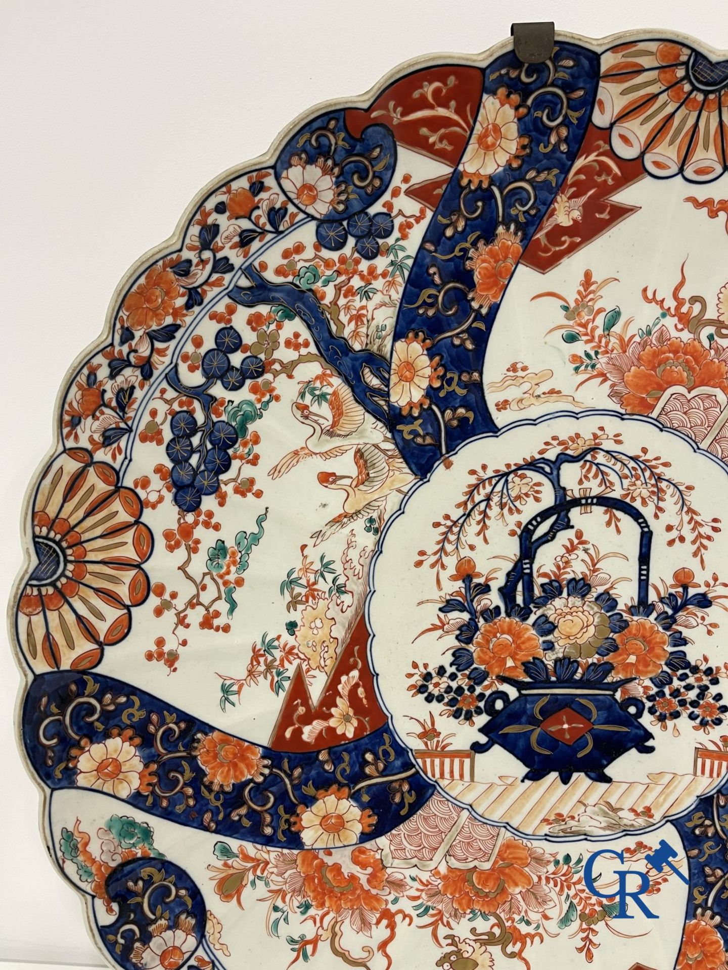 Asian Art: An imposing dish in imari porcelain. 19th century. - Image 7 of 12