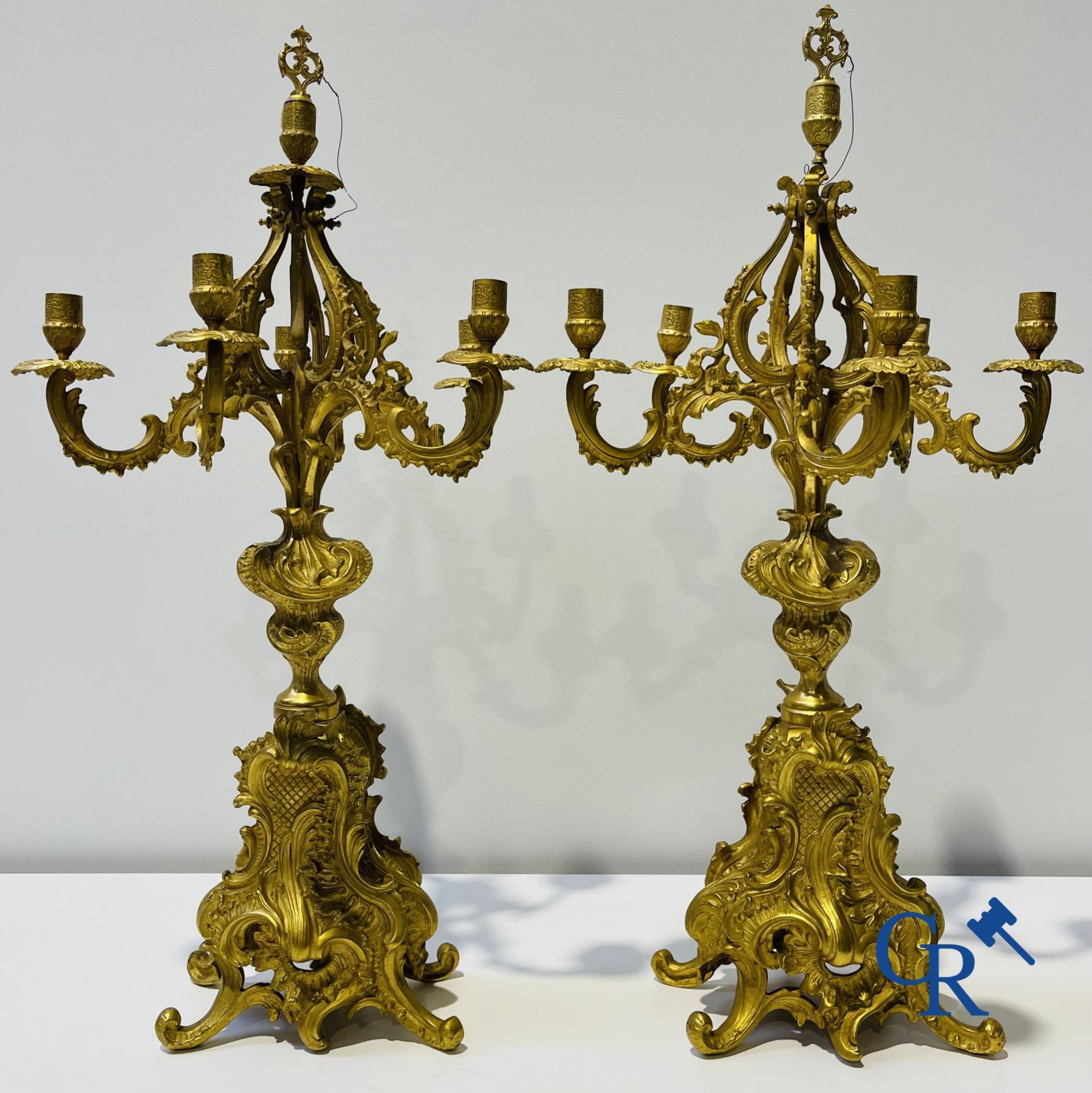 A large 3-piece fire-gilded bronze chimney set in LV style. 19th century. - Image 10 of 14