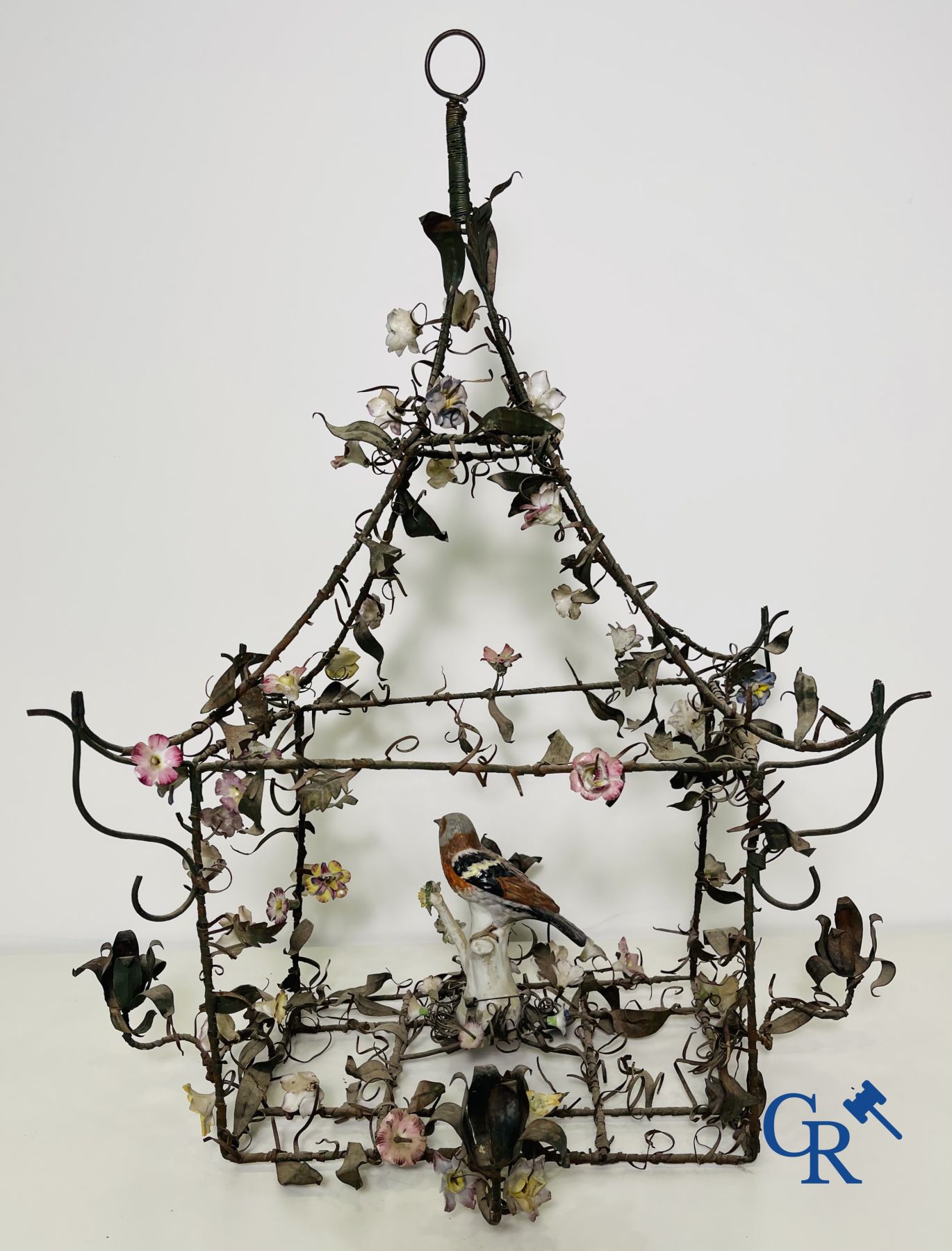 Chandelier with porcelain flowers and a bird in the manner of Meissen or Sèvres. 19th century. - Image 8 of 11