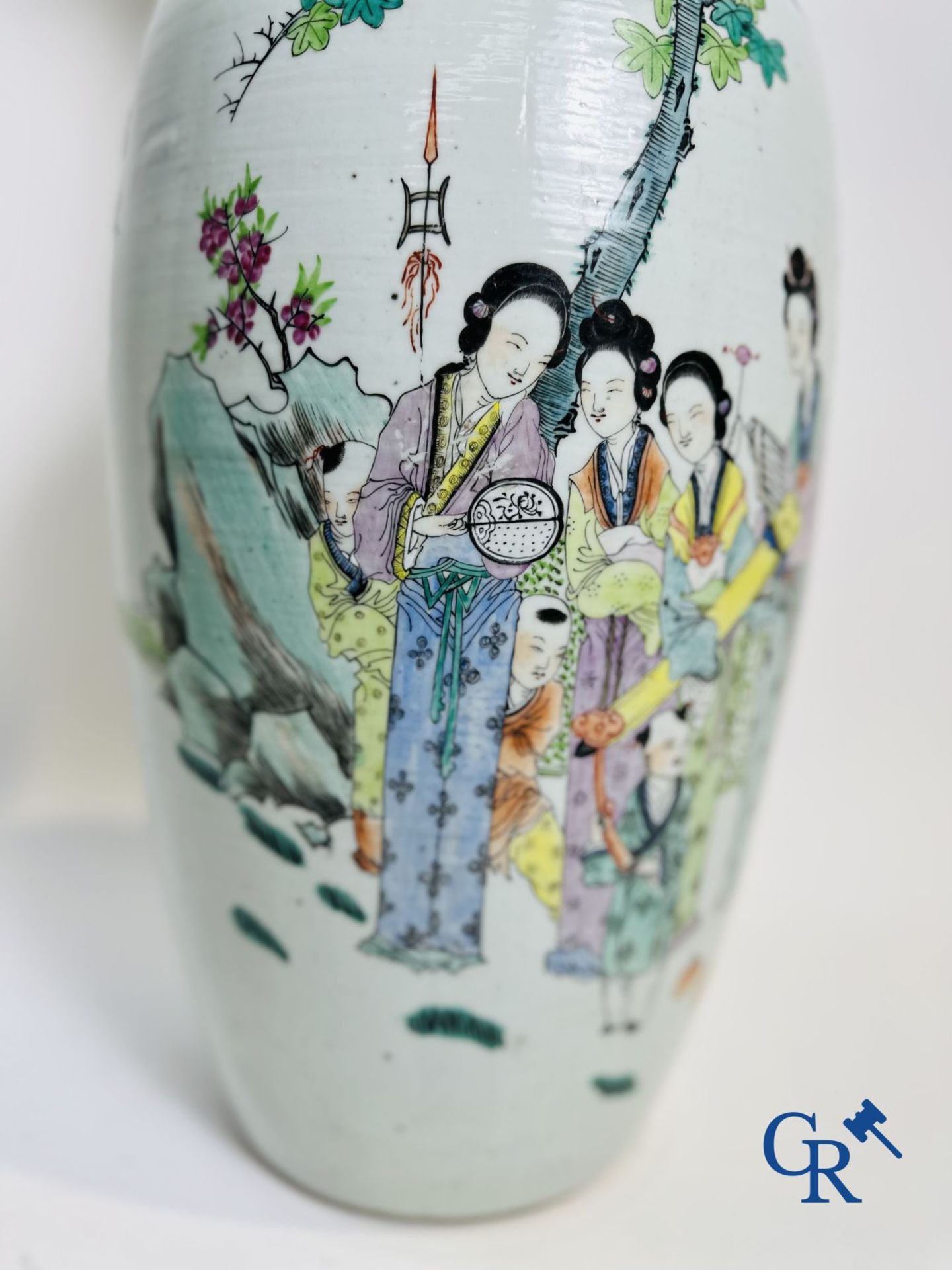 Chinese Porcelain: Chinese vase with a double decor of characters and antiques. - Bild 2 aus 17