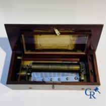 A music box in mahogany and marquetry with 6 melodies.