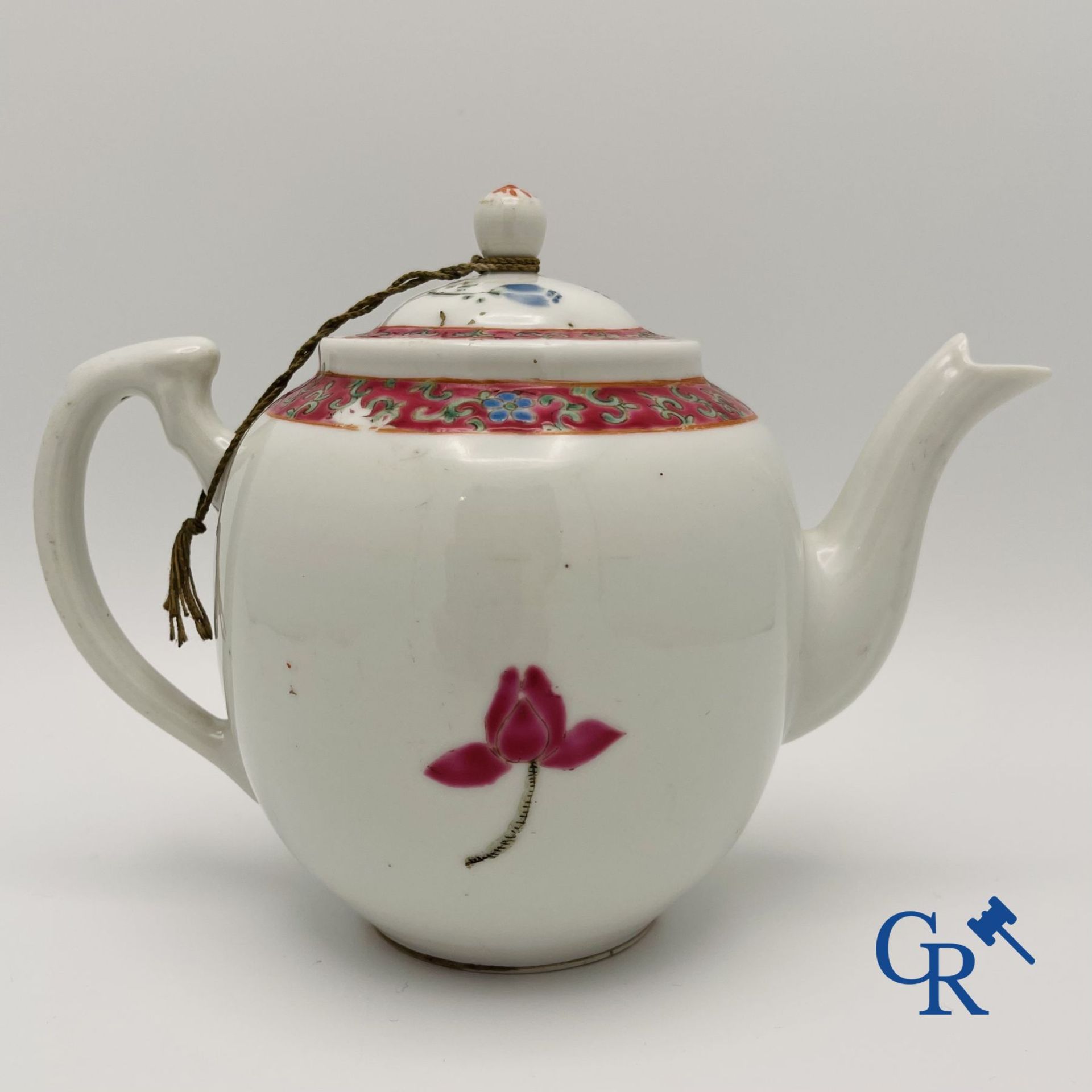 Asian Art: Chinese teapot in famille rose porcelain with a decor of  playing children. - Bild 2 aus 8