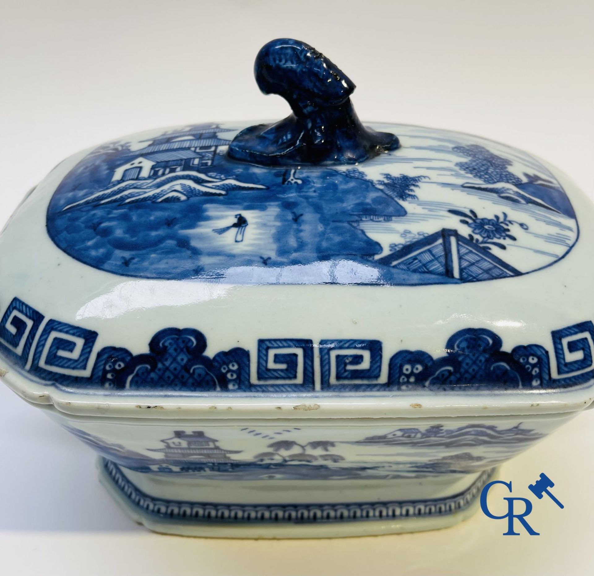 Chinese Porcelain: 2 tureens and a saucer in Chinese porcelain. - Image 10 of 20