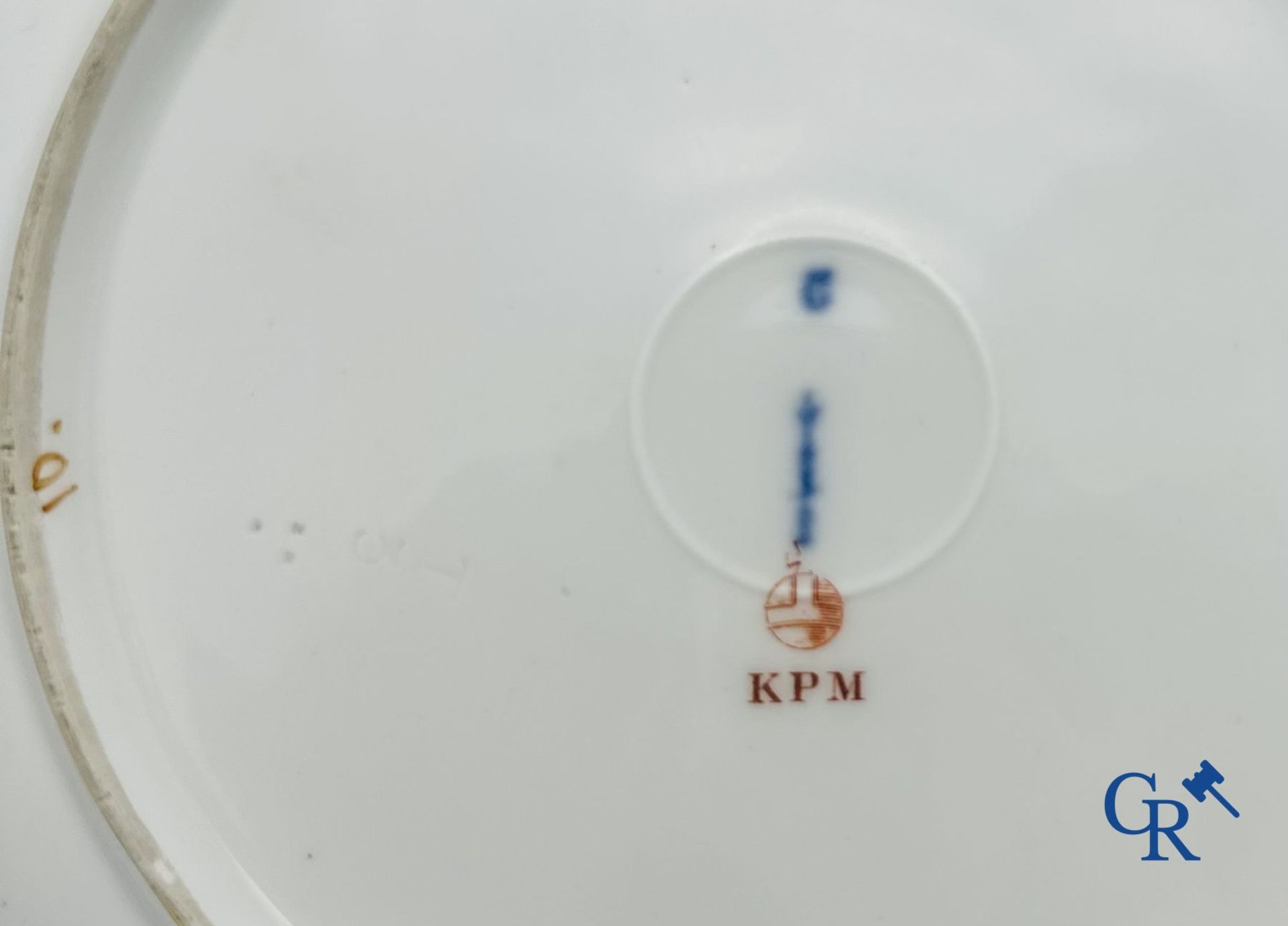 KPM: Königliche Porzellan-Manufaktur Berlin. Pair of plates in finely painted porcelain. - Bild 5 aus 5