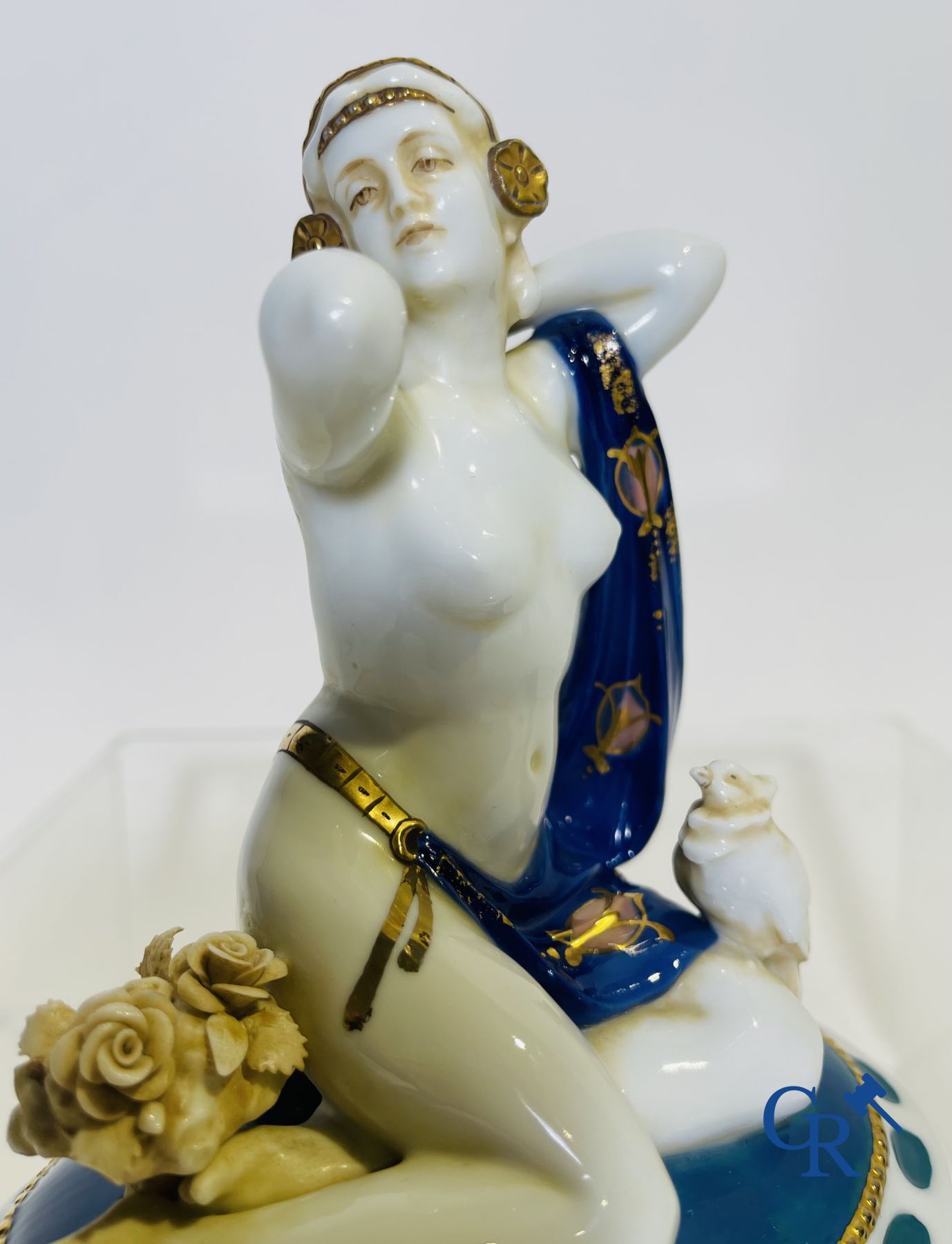 Art deco: An art deco sculpture in finely marked porcelain. - Image 6 of 9