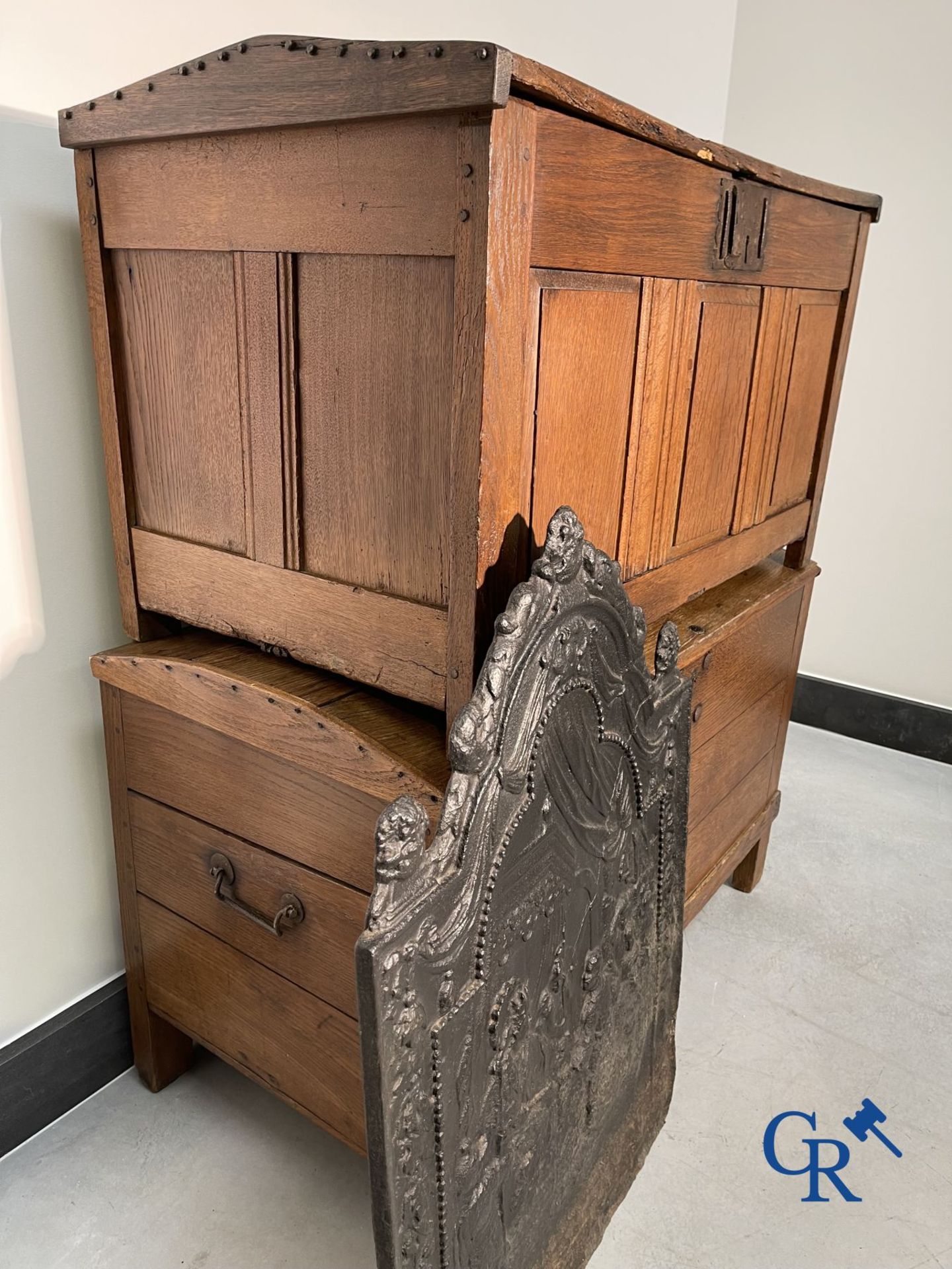 2 oak chests and an antique cast iron fireplace plate. - Image 5 of 14