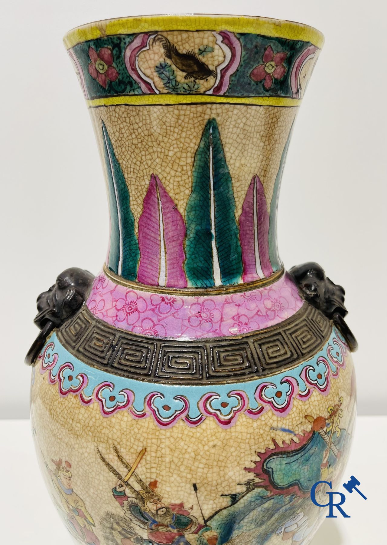 Asian art: A Chinese Nanking famille rose crackle vase with warrior decor. 19th century. - Image 9 of 13