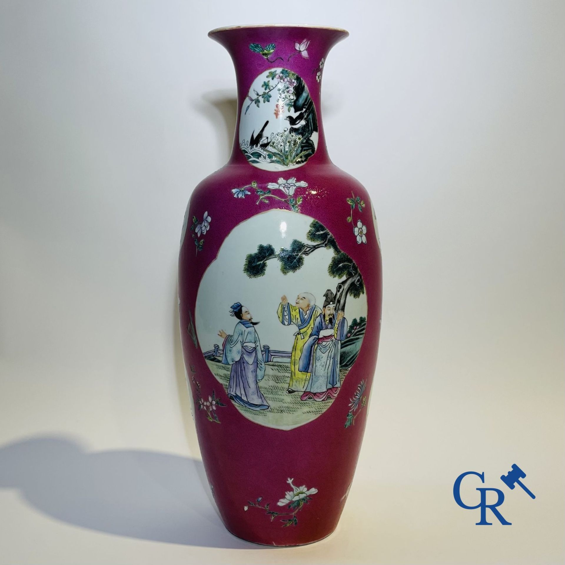 Chinese porcelain: A fine famille rose vase decorated on a red ruby background in sgraffito techniqu - Bild 3 aus 23